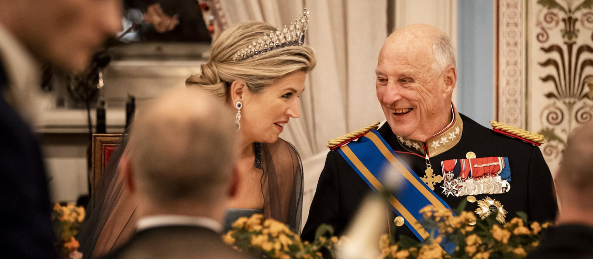 La Reina Máxima de los Países Bajos con el Rey Harald de Noruega durante el banquete de Estado, en Oslo.
