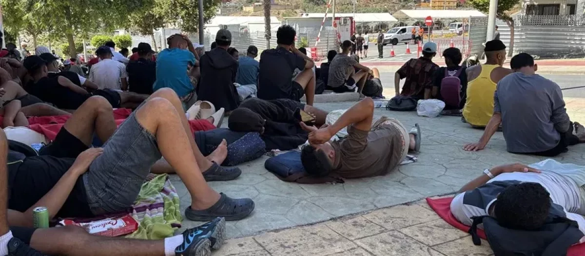 Varios migrantes congregados en los alrededores del Embolsamiento Loma Colmenar, el pasado sábado en Ceuta