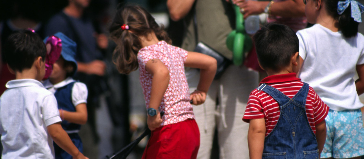 Unos niños juegan en el parque de El Retiro