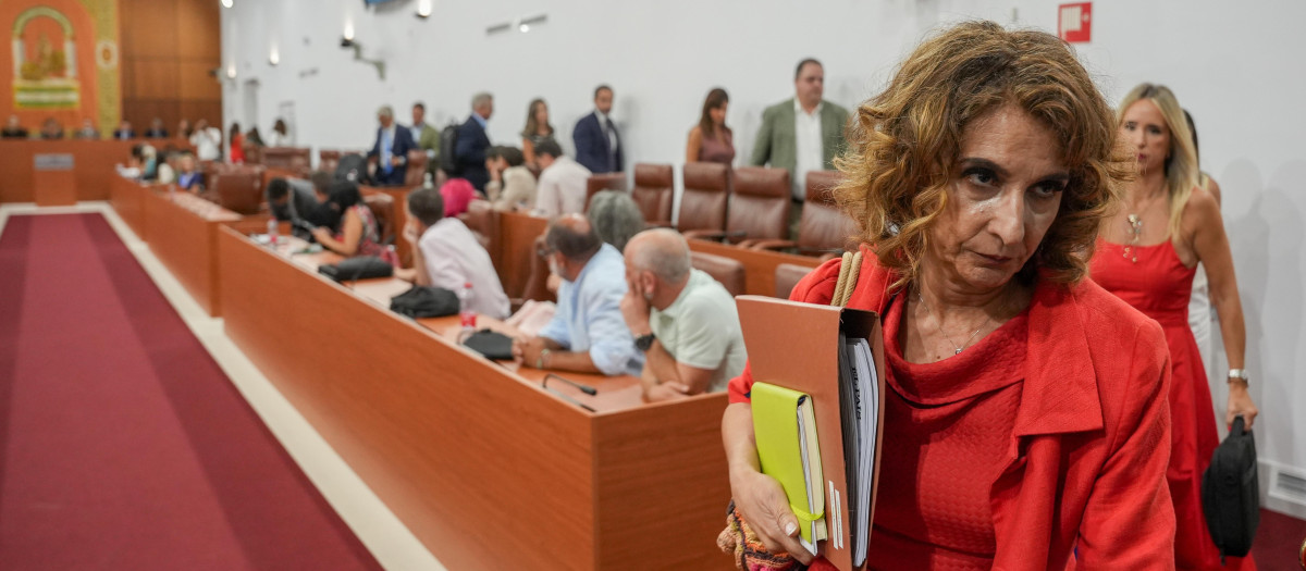La secretaria general del PSOE-A, María Jesús Montero, abandona el salón de plenos del Parlamento andaluz (archivo)
