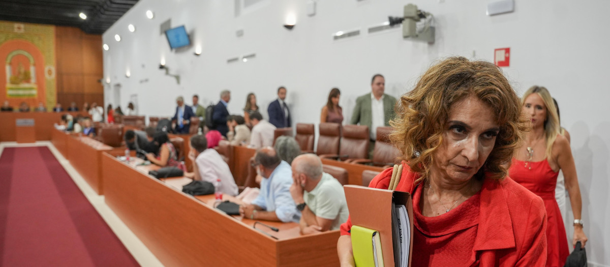 La secretaria general del PSOE-A, María Jesús Montero, abandona el salón de plenos del Parlamento andaluz (archivo)