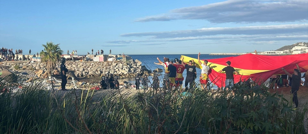Manifestantes con una bandera gigante de España en la playa del Trampolín de Ceuta

EUROPA PRESS GABRIELA SARDÁ
27/8/2026
