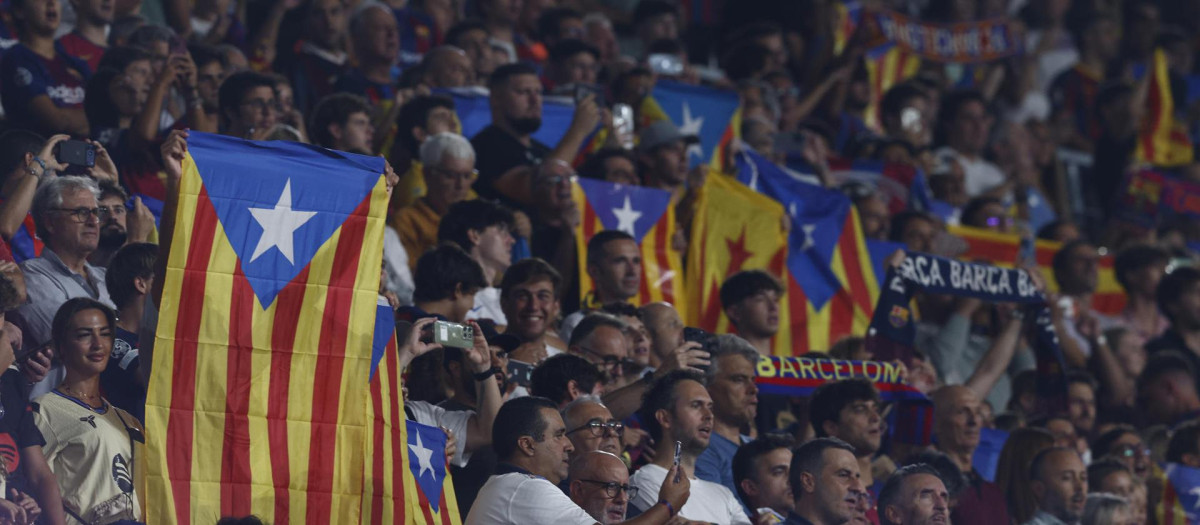 La afición del FC Barcelona luce la estelada durante el partido de la primera jornada de LaLiga