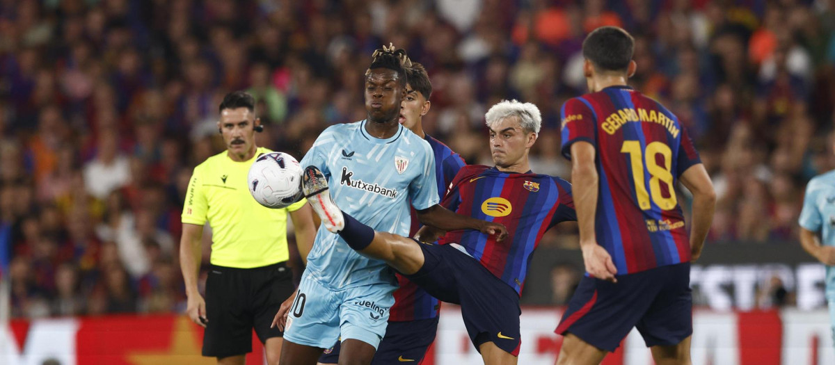 Pedri (2d) lucha con Nico Williams, del Athletic, durante el partido de la primera jornada de LaLiga