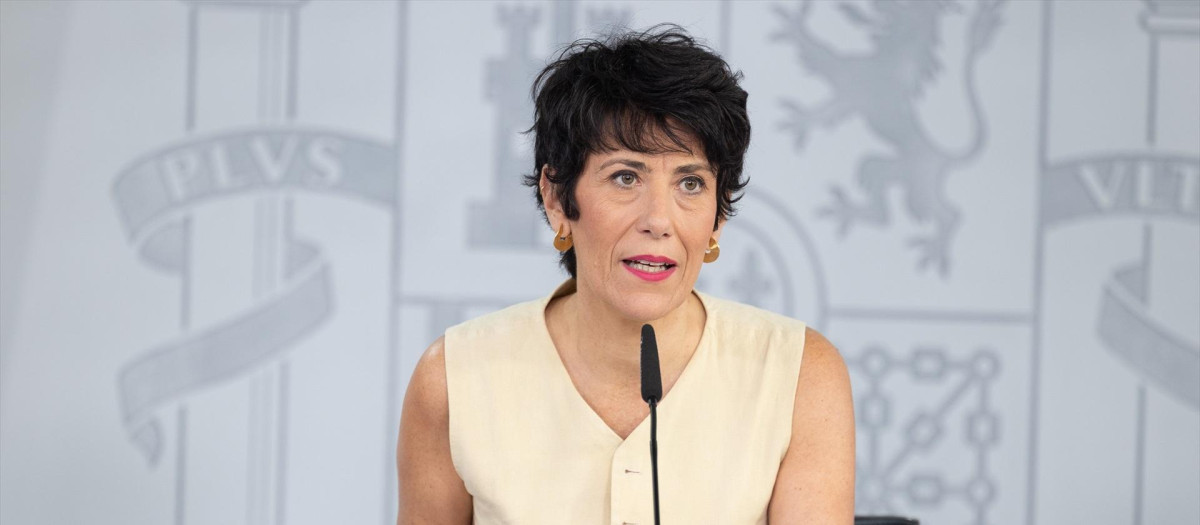 La portavoz del Gobierno y ministra de Inclusión, Seguridad Social y Migraciones, Elma Saiz, durante la rueda de prensa tras el Consejo de Ministros, a 25 de agosto de 2026