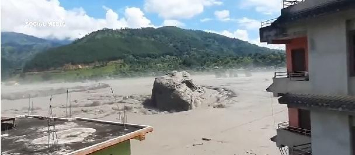 Una enorme roca descendiendo a gran velocidad por las aguas de una inundación en Nepal