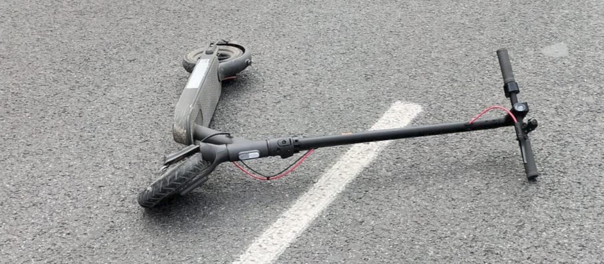 Un patinete eléctrico tras un atropello, en una imagen de archivo