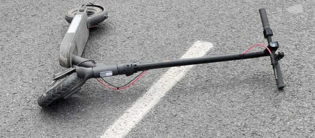 Un patinete eléctrico tras un atropello, en una imagen de archivo