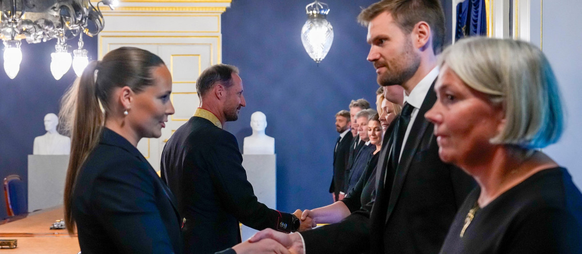 La Princesa Ingrid Alexandra de Noruega y el Rey Haakon de Noruega estrechan la mano de miembros del gobierno al reunirse para una sesión extraordinaria del Consejo de Ministros en el Palacio Real de Oslo, el 28 de agosto de 2026, tras la muerte del Rey Harald V de Noruega