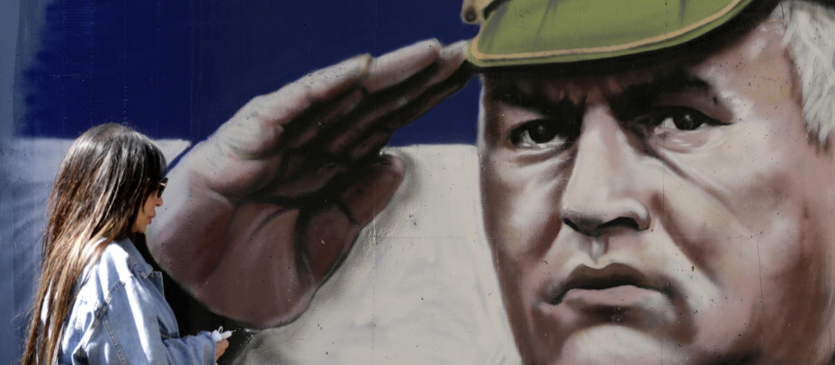 Mural de Ratko Mladic en Belgrado (Foto de Archivo)