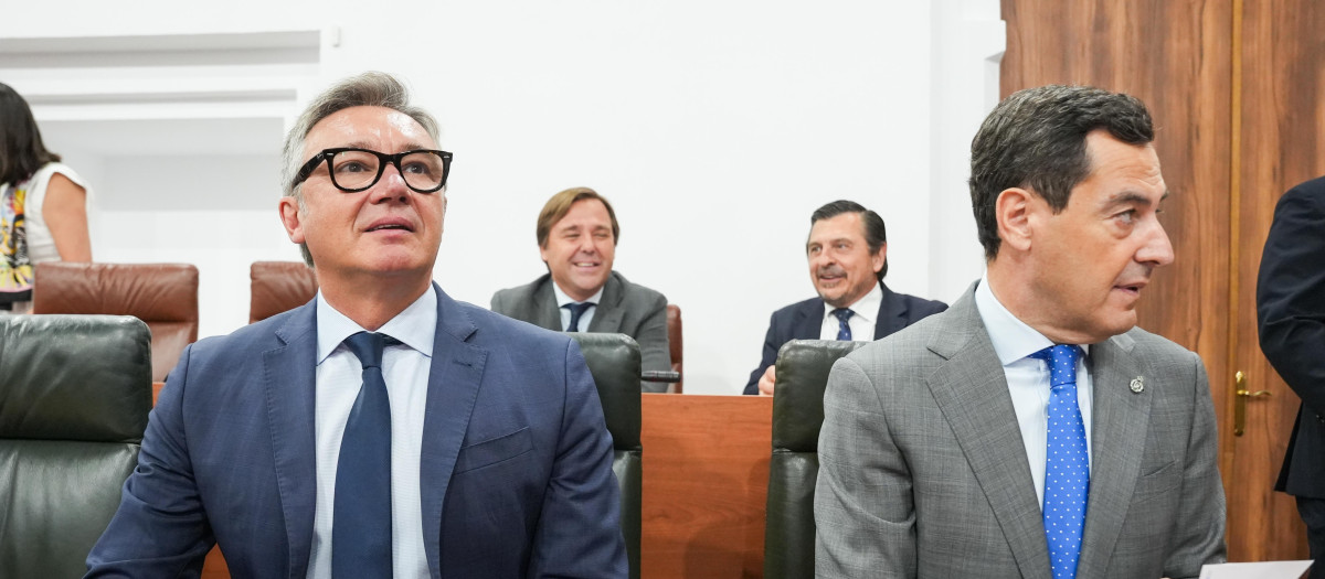 El vicepresidente segundo de la Junta, Manuel Gavira, junto al presidente Juanma Moreno, en el Parlamento (archivo)