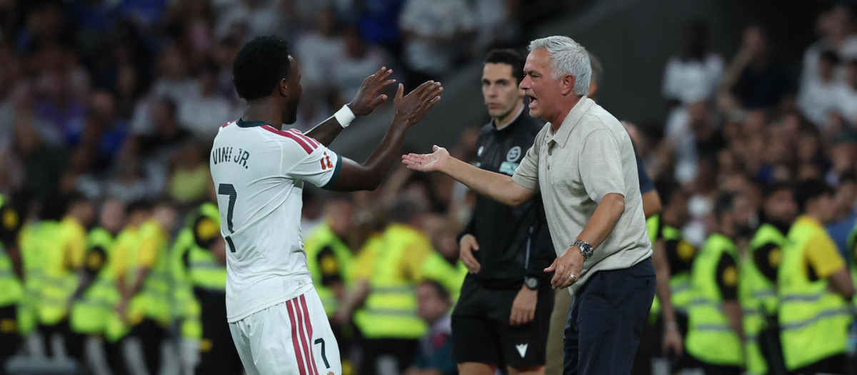 Vinicius Jr. saluda a José Mourinho en el Real Madrid - Real Sociedad