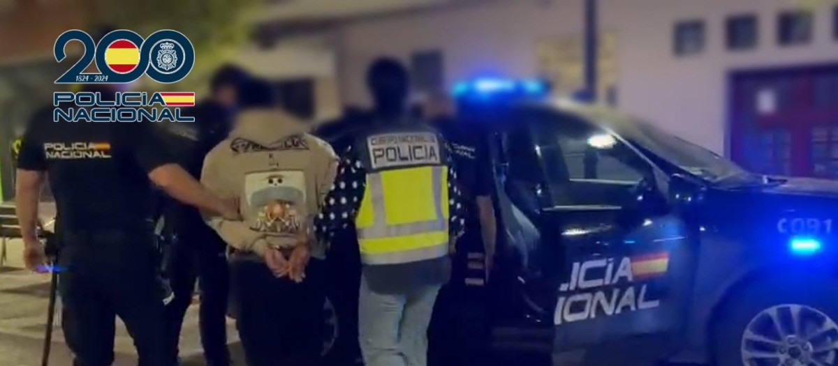 Traslado de uno de los detenidos por la Policía Nacional