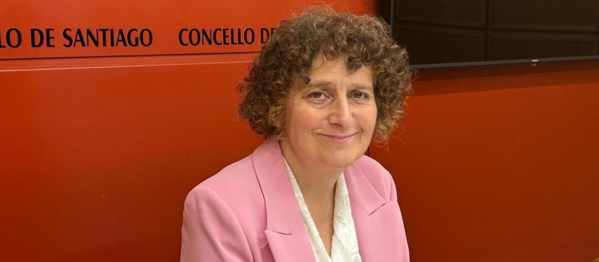 La alcaldesa de Santiago, Goretti Sanmartín, en rueda de prensa, a 28 de agosto de 2026.

REMITIDA / HANDOUT por AYUNTAMIENTO DE SANTIAGO
Fotografía remitida a medios de comunicación exclusivamente para ilustrar la noticia a la que hace referencia la imagen, y citando la procedencia de la imagen en la firma
28/8/2026