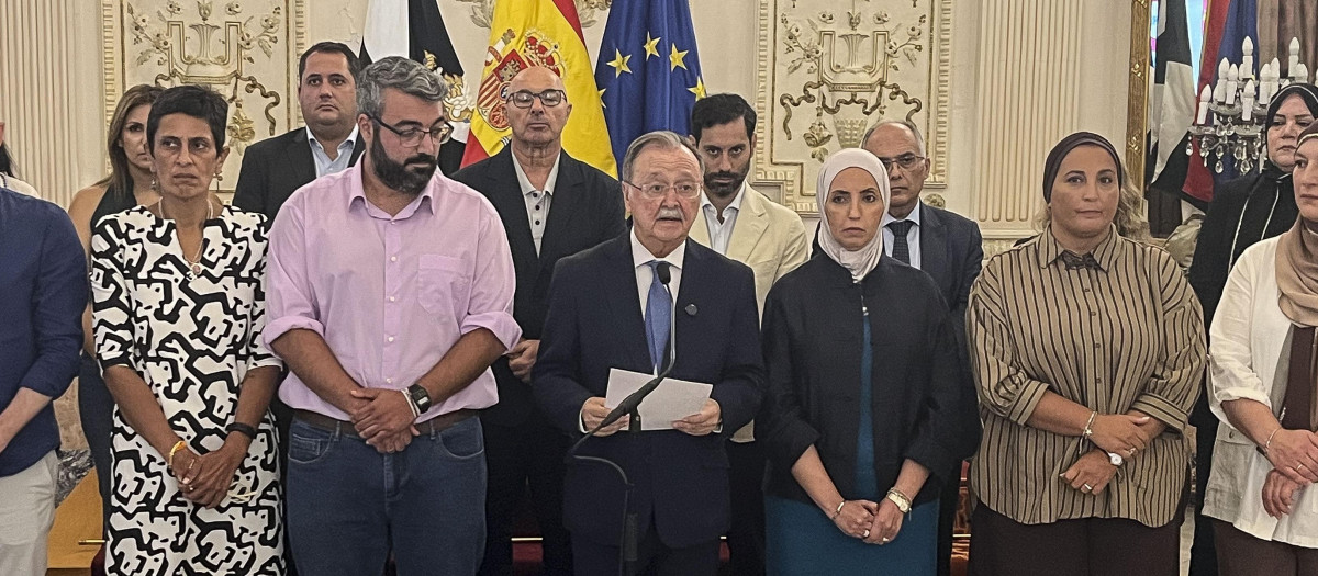 CEUTA, 28/08/2026.- El presidente de la Ciudad Autónoma, Juan Jesús Vivas (c), lee una declaración institucional, firmada por los portavoces del PP, Vox, PSOE, MDyC y Ceuta Ya, ante los medios de comunicación este viernes.EFE/ Reduan