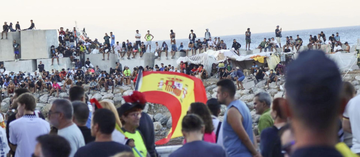 Protestas en Ceuta contra la crisis migratoria este viernes en la playa de El Trampolín