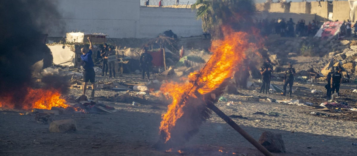 Algunos ceutíes quemaron los enseres de los inmigrantes que ocupaban la playa del Trampolín