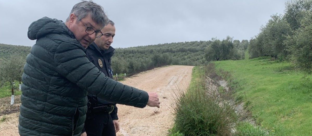 Sergio Velasco, alcalde de Puente Genil, en una visita relacionada con las borrascas
