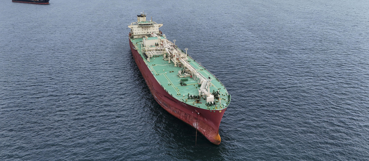 El buque cisterna de GLP G. Spirit, que navega bajo bandera panameña, esperando para cruzar el Canal de Panamá, en Ciudad de Panamá,