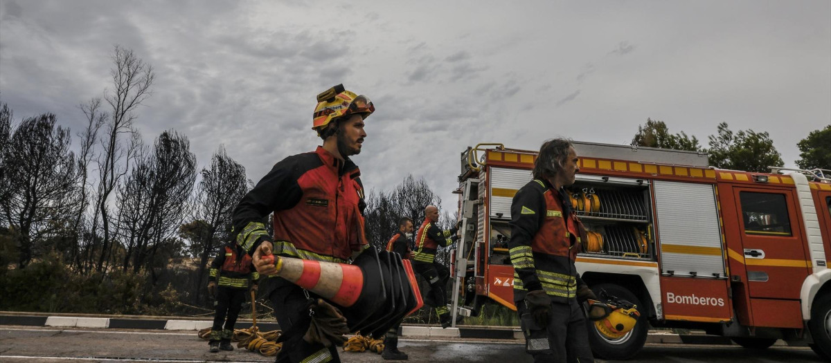 Varios bomberos realizan labores de extinción de incendios, a 28 de agosto de 2026, en El Saler (Valencia)