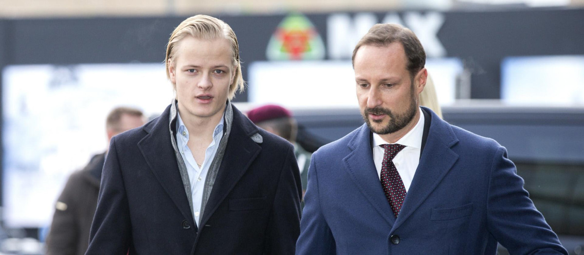 El nuevo Rey Haakon VIII con su hijastro Marius Borg