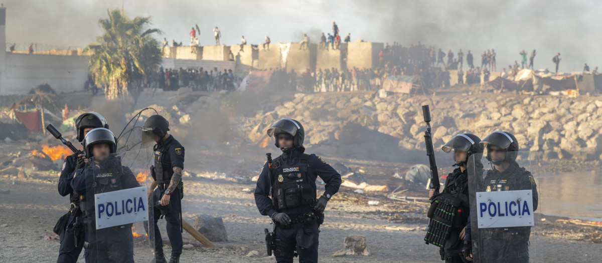 Policías durante una manifestación para protestar por la situación provocada por su llegada masiva, a 27 de agosto de 2026, en Ceuta (España)