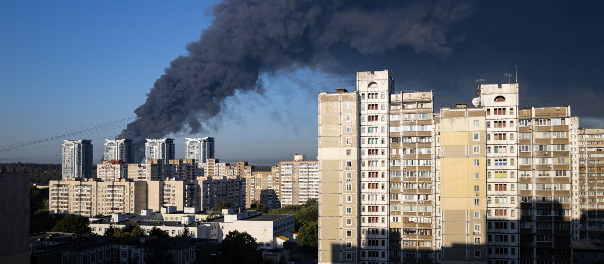 El humo que se eleva tras un ataque aéreo ruso en Kiev el 29 de agosto de 2026