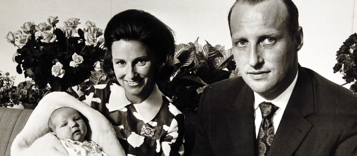 REINA SONIA DE NORUEGA Y REY HARALD CON HIJO HAAKON MAGNUS 1973 DECADA 1970 *** Local Caption *** REINA SONIA DE NORUEGA Y REY HARALD CON HIJO HAAKON MAGNUS 1973 DECADA 1970