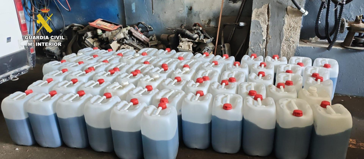 Garrafas de combustible para narcolanchas intervenidas en una operación (archivo)