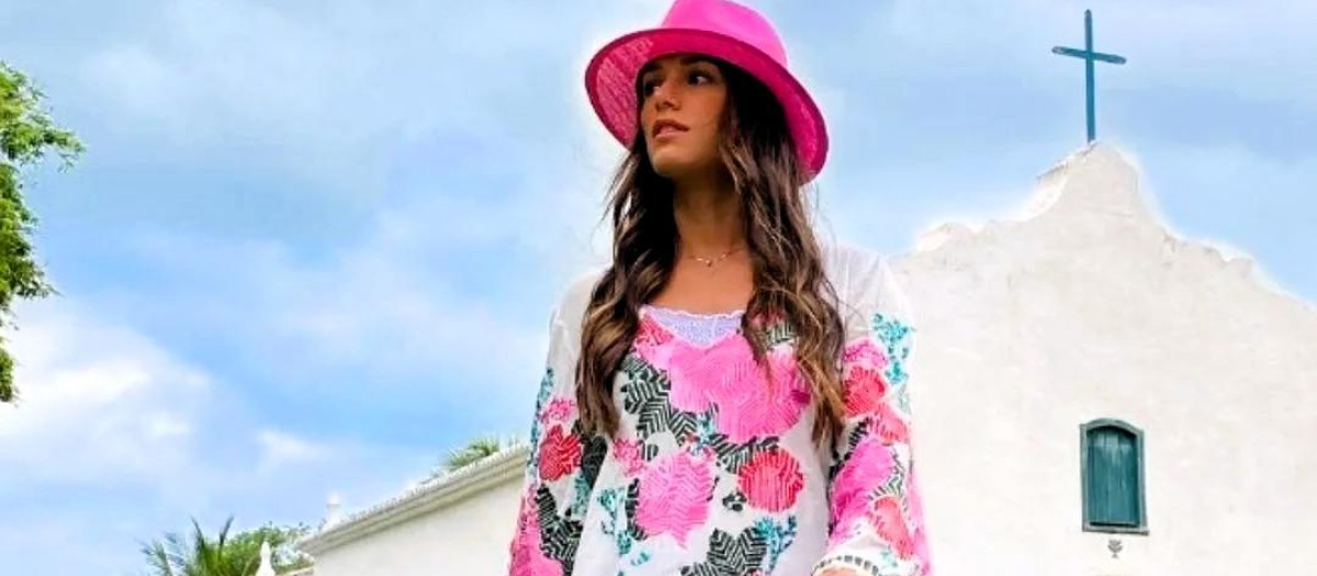 Una mujer, con vestido largo, frente a la iglesia