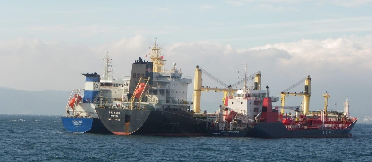 Buques haciendo 'bunkering' en la Bahía de Algeciras (archivo)