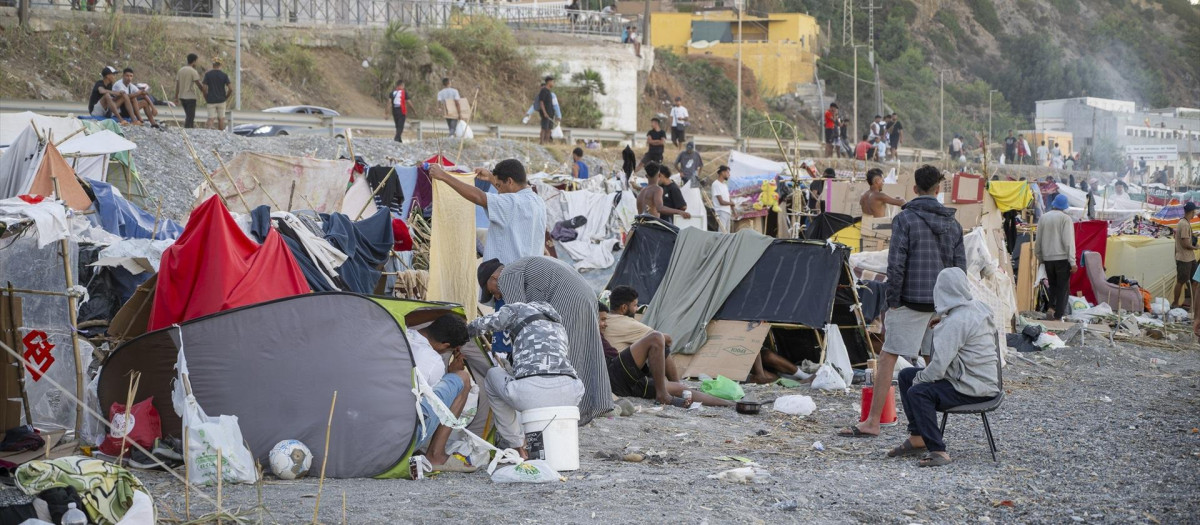 Decenas de inmigrantes en la playa del Trampolín, Ceuta