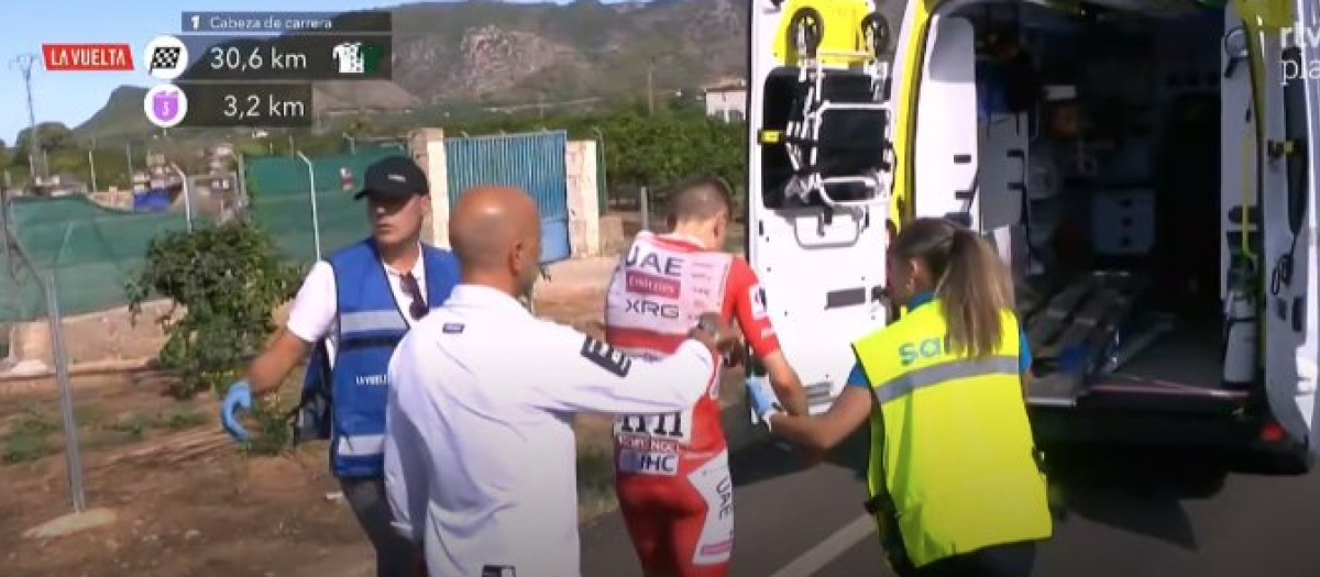 Tadej Pogacar abandona en ambulancia La Vuelta a España