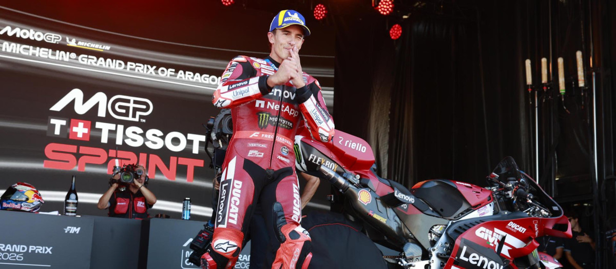 Marc Márquez celebra su victoria en la esprint de Aragón