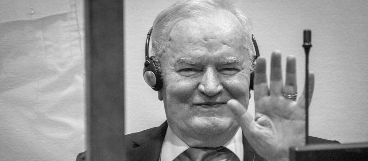 Ratko Mladic sonríe desde el banquillo