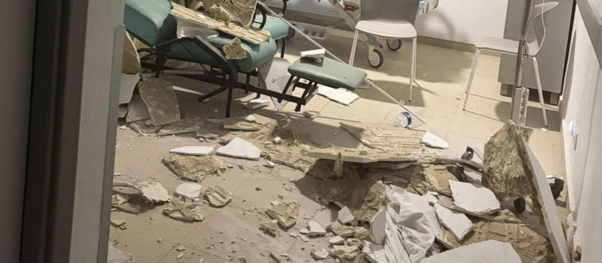 Habitación de Medicina Interna donde se ha desprendido esta madrugada parte del techo