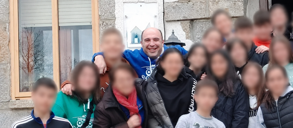 El cura apartado por la Diócesis de Zamora por presuntos abusos a menores, en una edición del campamento que dirigía