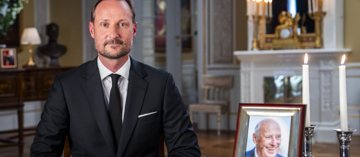 Haakon de Noruega, junto a una imagen de su padre
