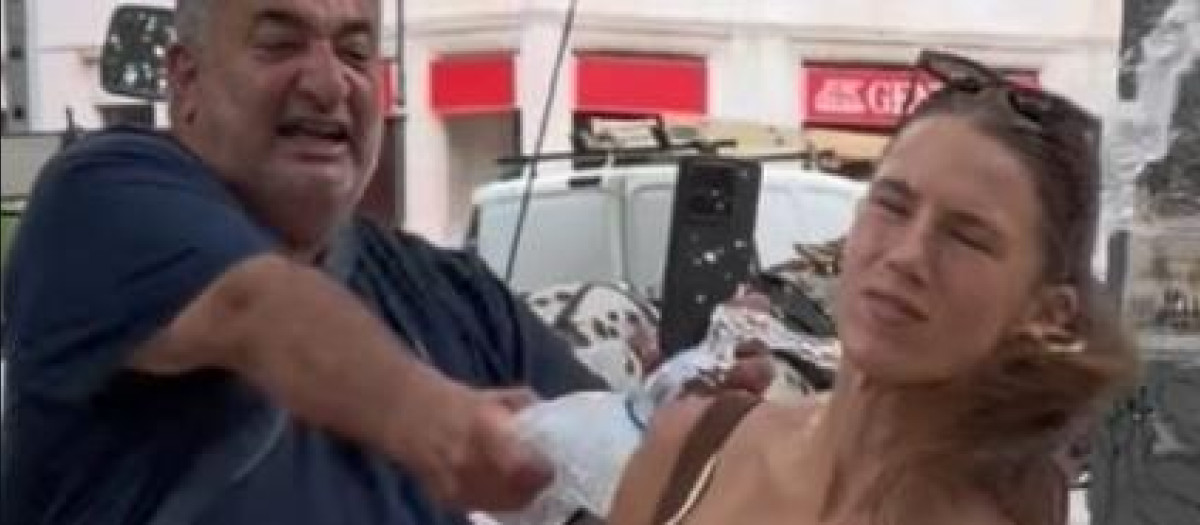 Momento en el que el hombre le lanza el contenido de la botella a la chica