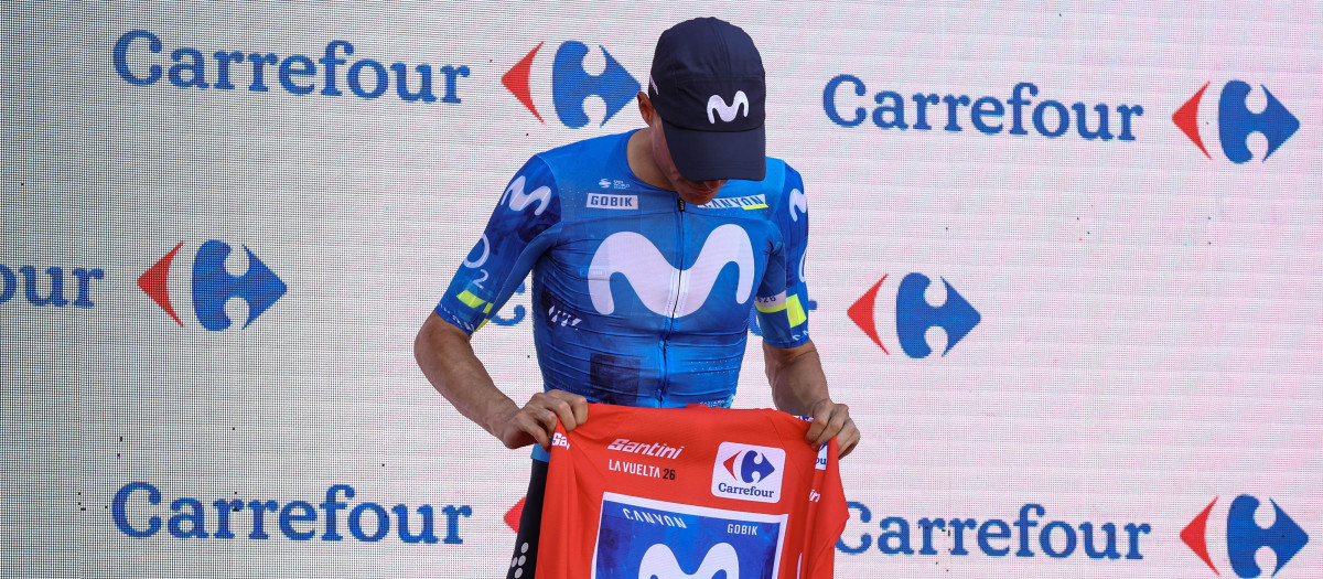 Enric Mas, con el maillot rojo de la Vuelta de España