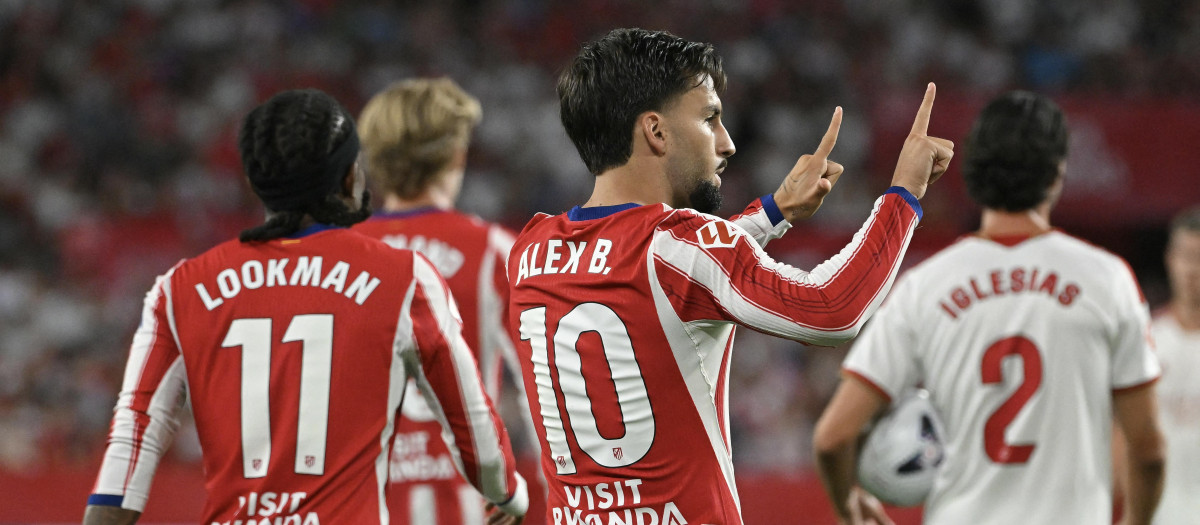 Álex Baena celebra el 0-1 en el Sevilla - Atlético de Madrid