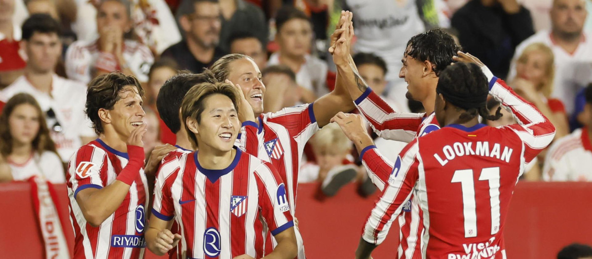 Los jugadores del Atlético de Madrid celebran uno de los goles ante el Sevilla en el Pizjuán