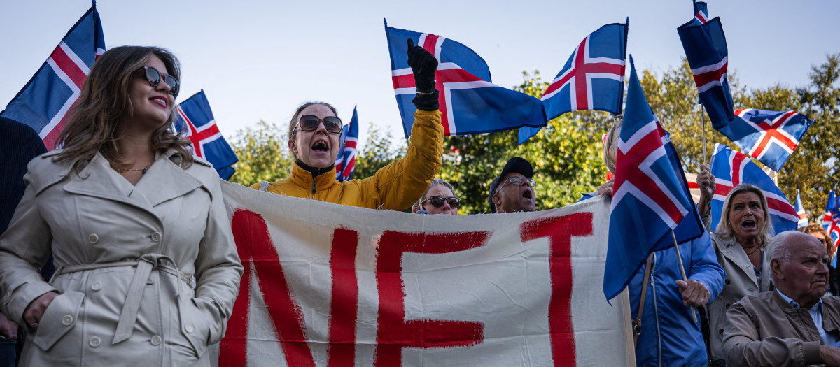 Los partidarios de la campaña del «No» exhiben una pancarta durante una manifestación en contra de la reanudación de las negociaciones de adhesión de Islandia a la Unión Europea en Reikiavik