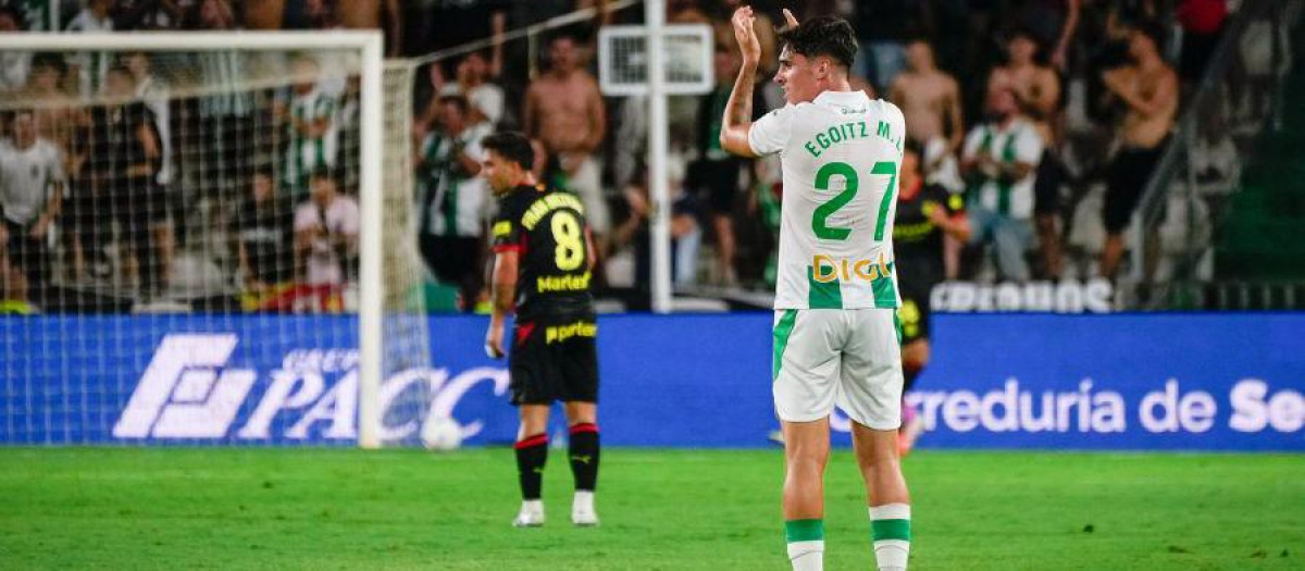 Egoitz Muñoz aplaude en un momento del pasado Córdoba-Girona