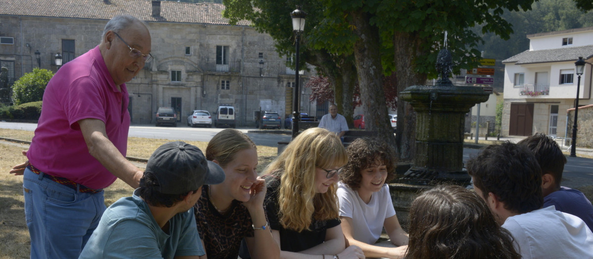 Varios jóvenes participan en una partida de cartas (timba) en la Plaza Mayor de Montederramo, 28 de agosto de 2026, en Montederramo, Ourense, Galicia (España). La lucha contra la despoblación en el rural de la provincia de Ourense muestra señales de estancamiento. Según los datos más recientes del Instituto Nacional de Estadística (INE), la provincia registra un total de 158 aldeas completamente vacías, la misma cifra que a finales del año pasado, un dato que indica que la tendencia de pérdida de población se ha contenido. Los municipios rurales de la provincia de Ourense han iniciado en los últimos años diversas iniciativas que abarcan ámbitos como la conciliación familiar, la tecnología o la generación de empleo para hacer frente a la sangría demográfica que les amenaza.

Rosa Veiga / Europa Press
28 AGOSTO 2026 DESPOBLACIÓN;ENVEJECIMIENTO POBLACIONAL;ABANDONO DEL MUNDO RURAL
22/8/2026
