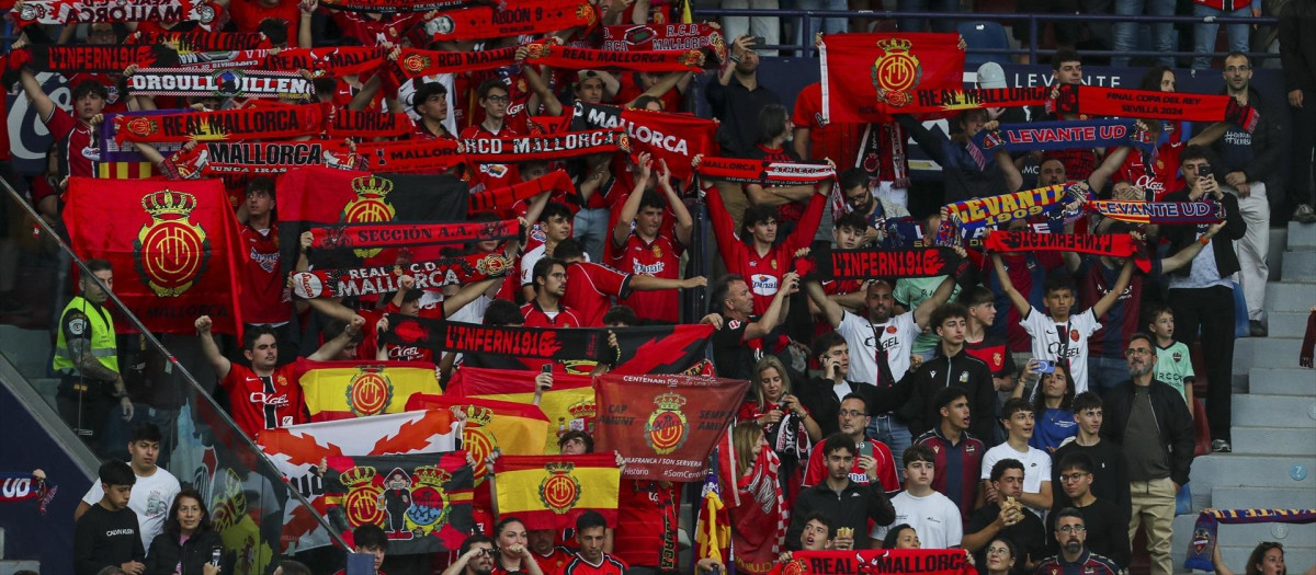 La afición del Mallorca, con banderas de España