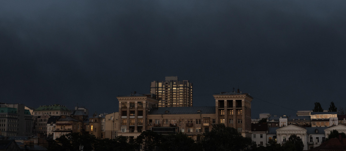 humo que se eleva sobre los edificios tras un ataque aéreo ruso en el centro de Kiev