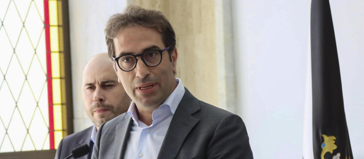 El vicepresidente primero y ministro de Economía, Comercio y Empresa, Carlos Cuerpo (d), ofrece una rueda de prensa en la sede de la delegación del Gobierno en Ceuta en compañía del delegado del Gobierno en Ceuta, Miguel Ángel Pérez Triano (i), este lunes en la ciudad autónoma. EFE/Reduan