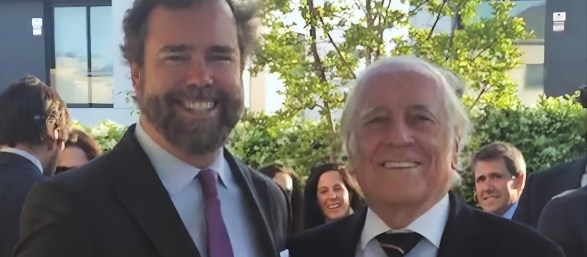 Iván Espinosa de los Monteros, junto a su padre