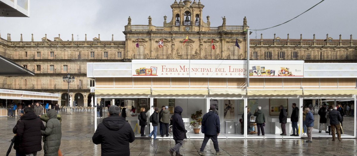 La Plaza Mayor acoge la Feria Municipal del Libro Antiguo y de Ocasión